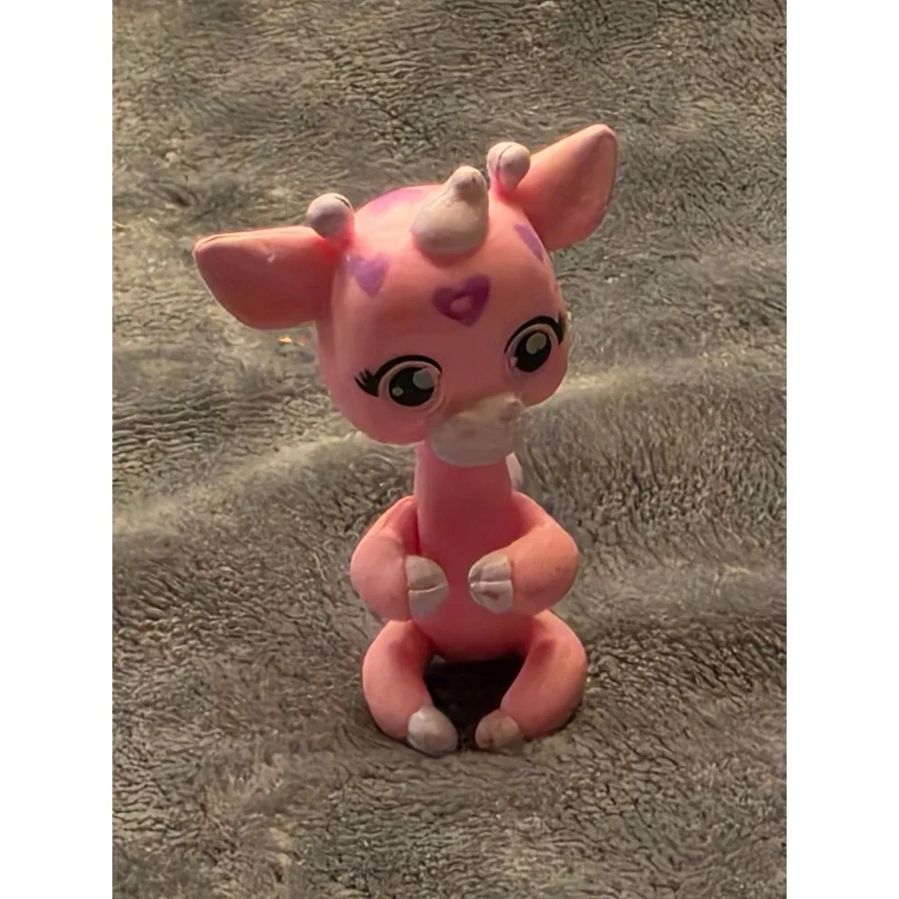 WowWee Fingerlings Giraffe Meadow Pink Purple Hearts Interactive Toy Figure